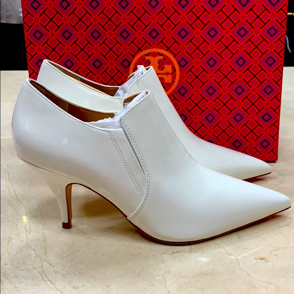 TORY BURCH GEORGINA PATENT LEATHER BOOTIE IN WHITE WITH WRAPPED KITTEN HEEL 8.5 - Picture 2 of 9